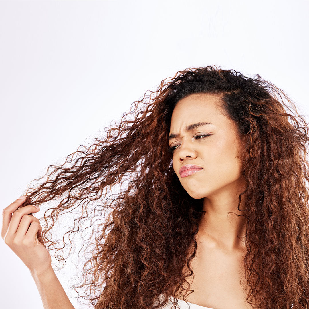 Pluis bij krullend haar? Zo houd je jouw krullen glad en gedefinieerd!