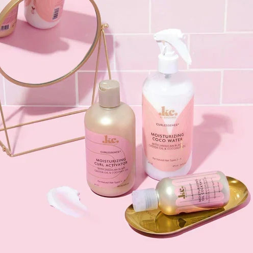 KeraCare Curl Essence producten mooi weergegeven in een roze badkamer