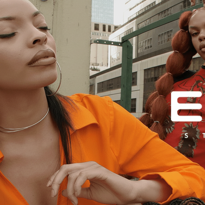 Modellen demonstreren Eco Styler Edge Styler haarstyling producten voor natuurlijk haar