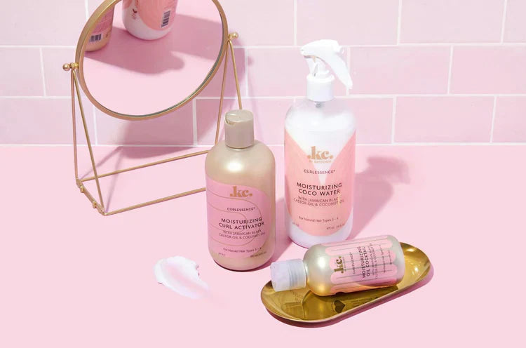 KeraCare Curl Essence producten mooi weergegeven in een roze badkamer